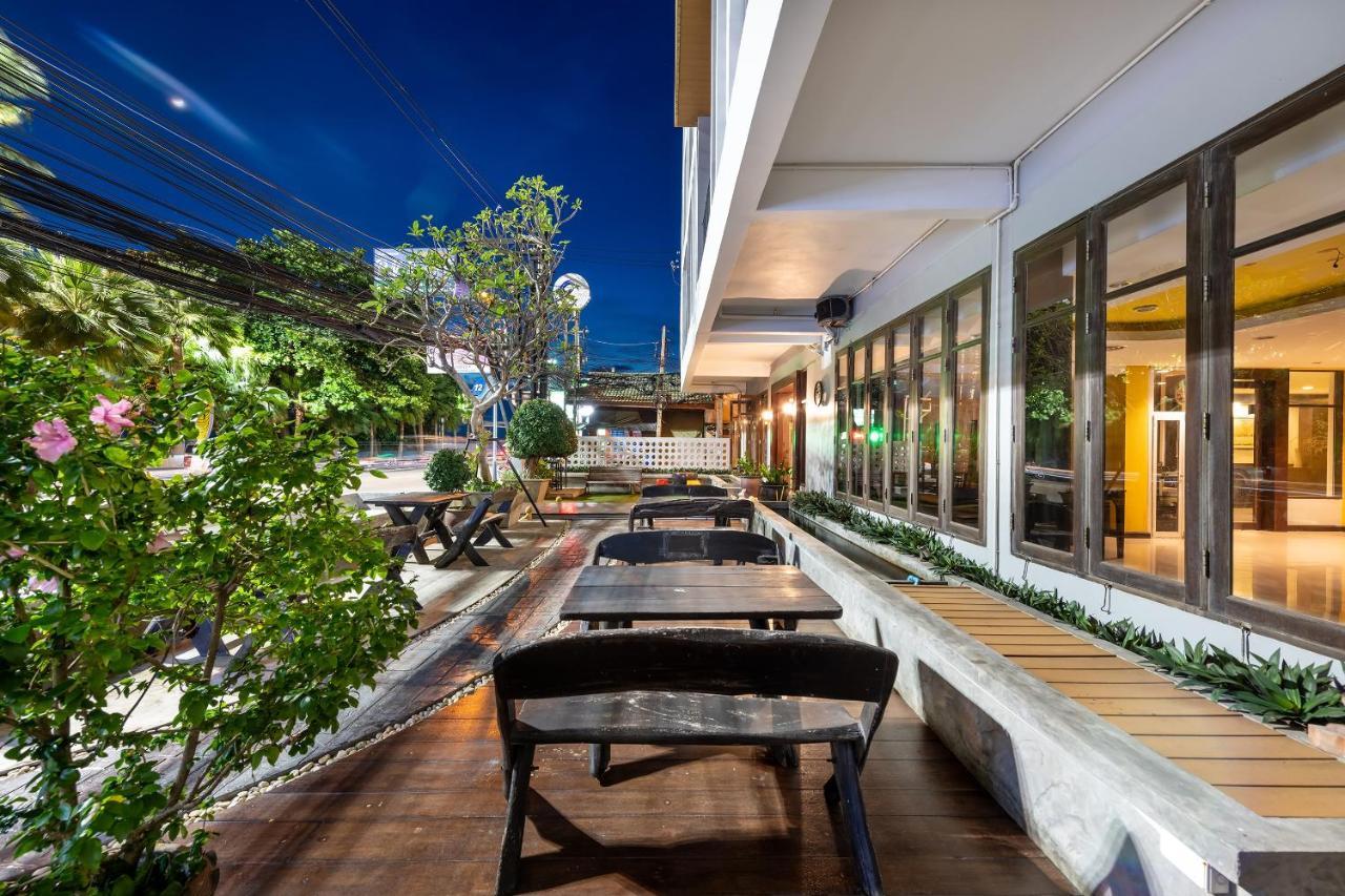 The Jomtien Twelve Hotel Exterior photo