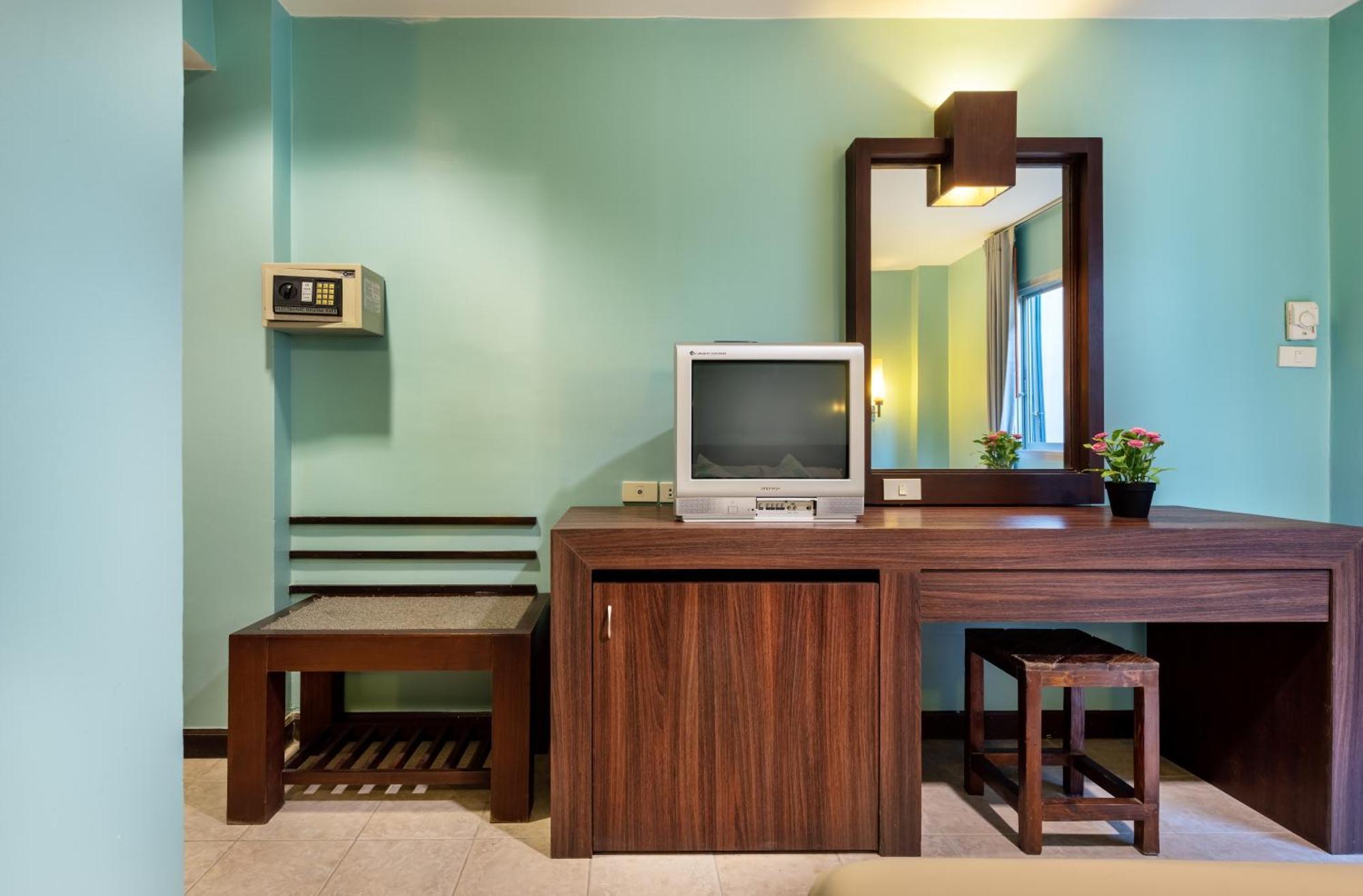 The Jomtien Twelve Hotel Exterior photo