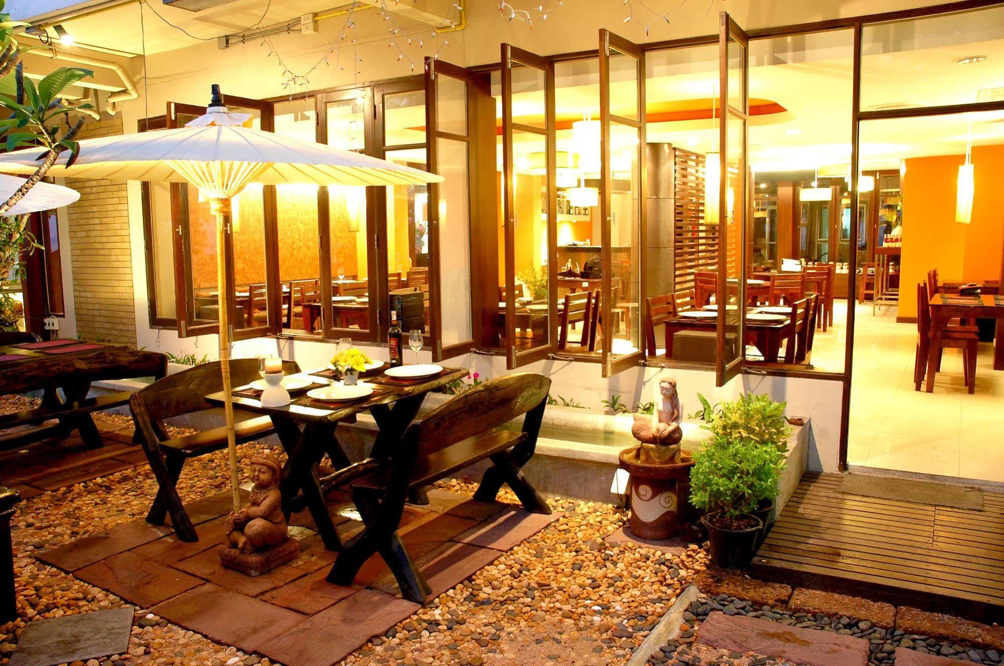 The Jomtien Twelve Hotel Exterior photo