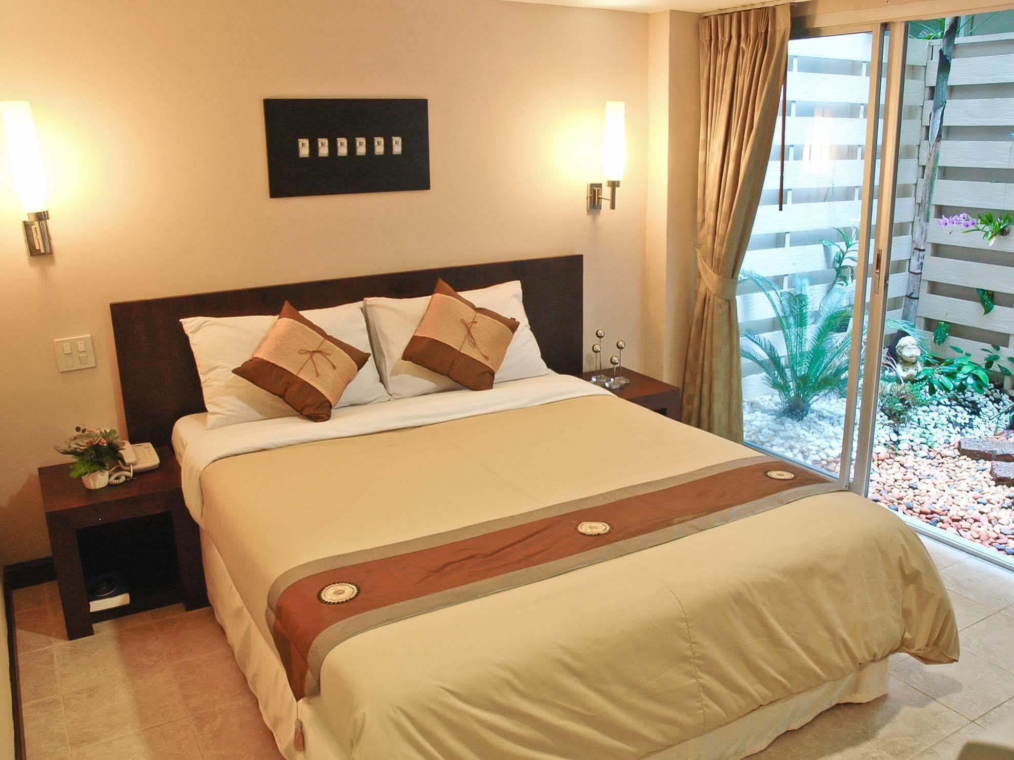 The Jomtien Twelve Hotel Exterior photo